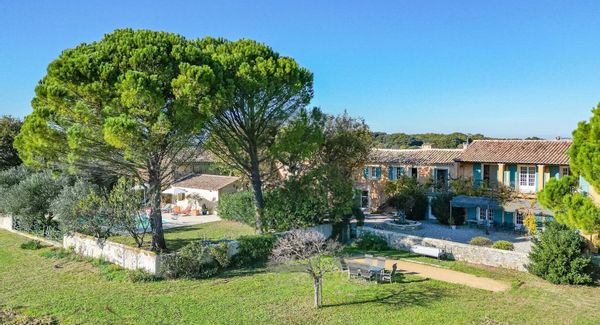 Mas provencal avec piscine au milieu des vignes