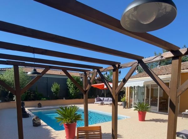 Chambre privée  cosy dans maison avec piscine