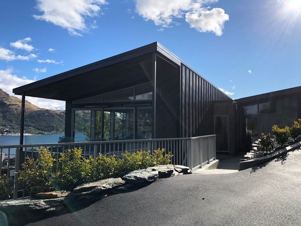 Rex & Anne's Beautiful Lakeside Queenstown House