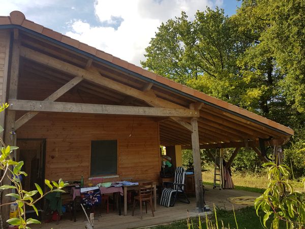 Maison en bois dans un ecovillage.