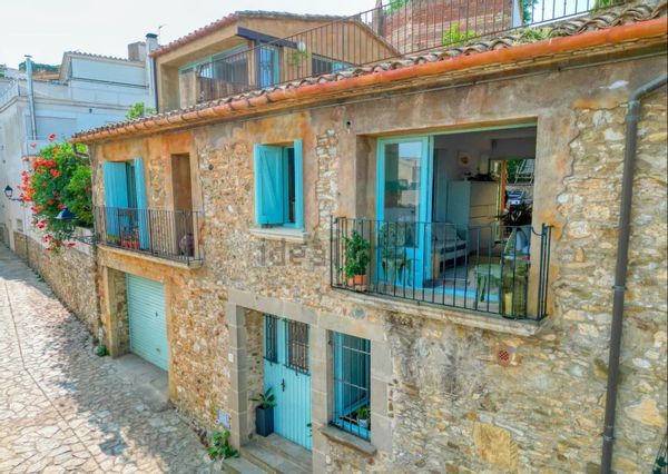 Historical village home in downtown Begur - No GP