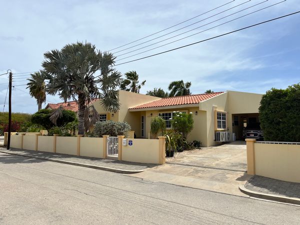 Comfortable family home in residential neighborhood close to Eagle Beach (Available for GP)