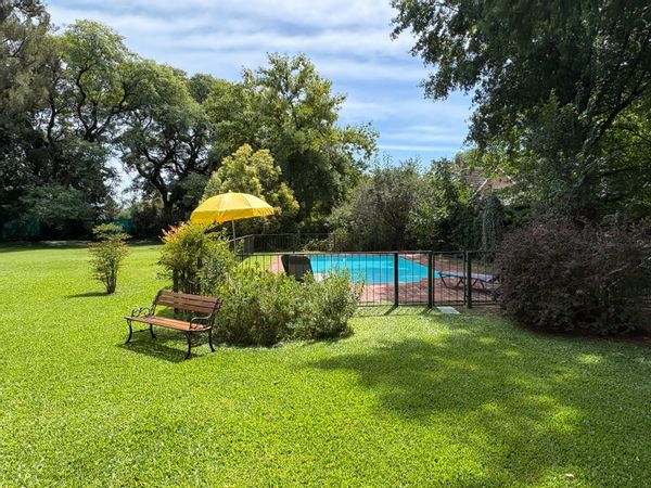 Casa en Bella Vista, con amplio parque y pileta