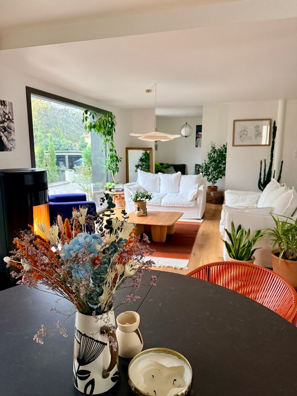 Bienvenue dans notre maison lumineuse chaleureuse et décoré avec des matériaux naturels.