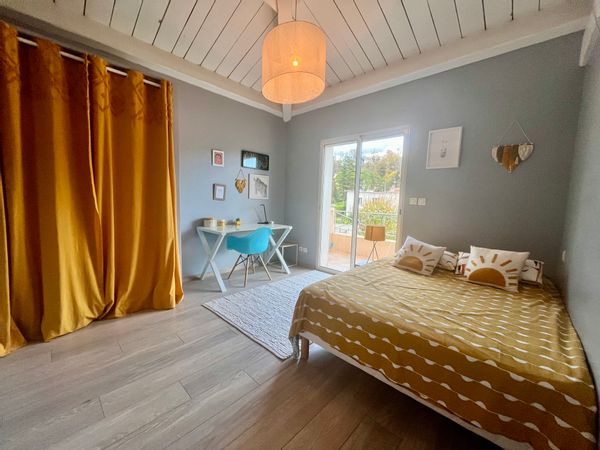 Étage privatisé avec piscine, 2 chambres, salle de bains et toilettes.