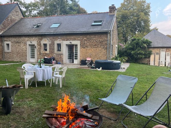 Maison entièrement rénovée dans un lieu d'exception au sein d'un parc privé de 7,4 hectares.