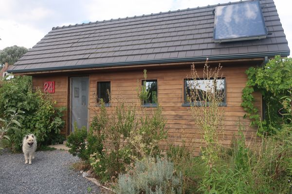 Maison atypique esprit tiny house, accolée à une yourte sur un grand jardin nourricier