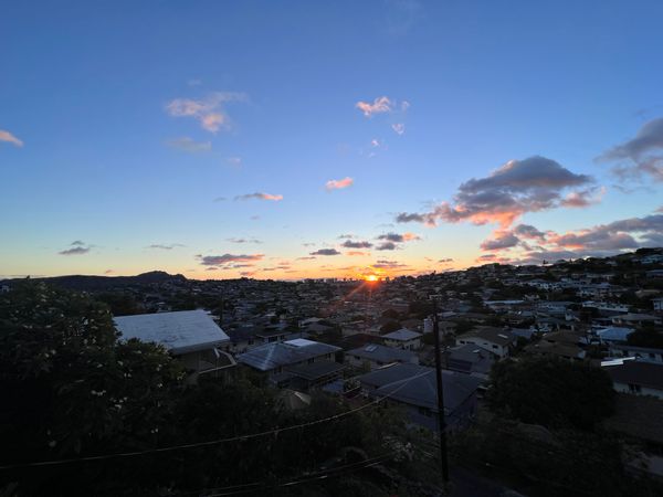 Hilltop redwood home with sunset views, breezes, and birdsong in Honolulu