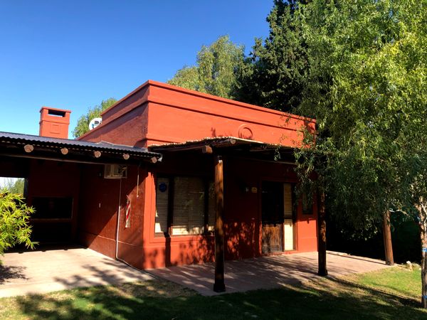 Casita rodeada de naturaleza a minutos de las montañas mendocinas y a pasos de bodegas y viñedos.