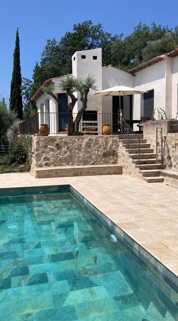 Cabris petit village entre baie de Cannes et Pré Alpes d’Azur.