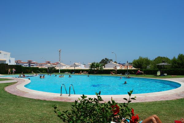 Sole, spiaggia e piscina a La Mata (Alicante)