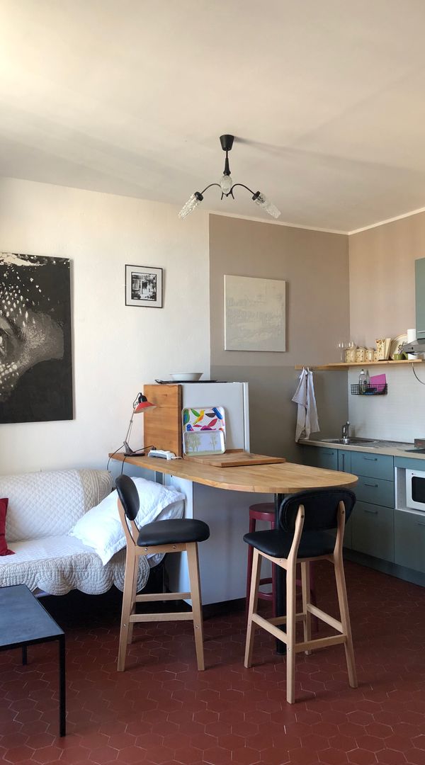 Appartement simple et coquet à Canne. Un grand espace à vivre et deux chambres permettent de profiter pleinement d’un séjour seul ou à plusieurs. Idéal pour un couple ou deux à trois individus séparés et adultes. Très proche des plages, du Palais des Festivals, du marché Forville, du Port et du Suquet, la vue dégagée et l’aperçu mer le rende très agréable.