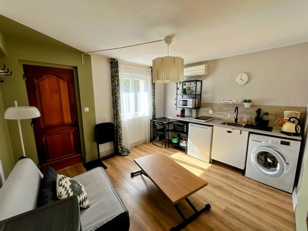 Notre appartement est situé au dos de notre maison. Il est indépendant et rénové.