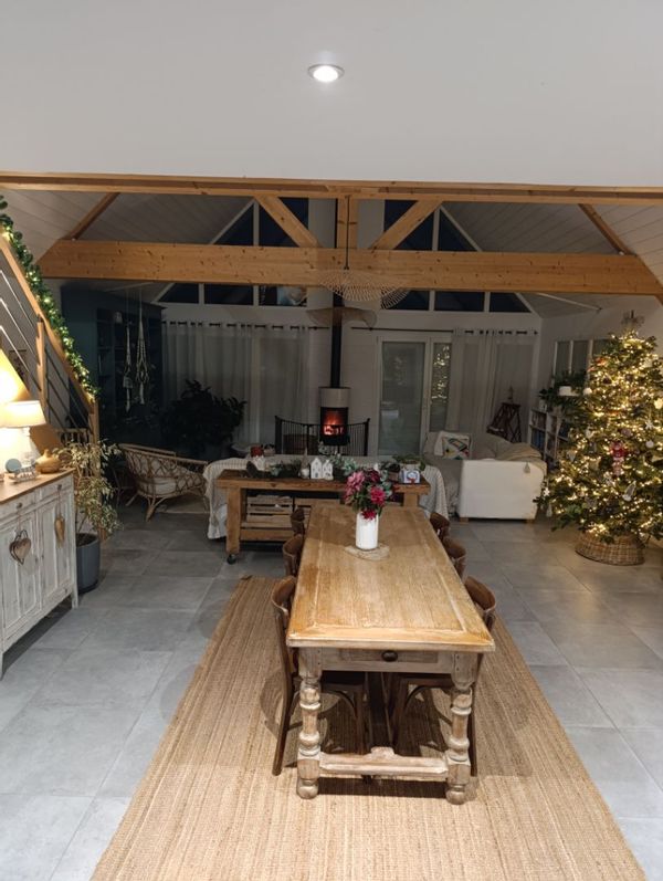 La maison est parée pour vous accueillir pendant les fêtes de Noël !