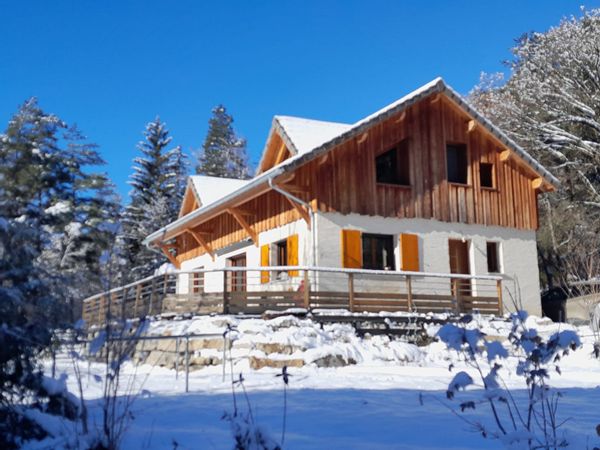 Maison très calme entre forêt et rivière avec commerces et servies à proximité à 5 minutes à pied.