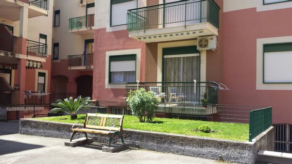 Taormina ha la sua spiaggia a  Giardini Naxos  5 minuti dal mare a piedi divertimento internazionale