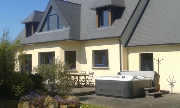 Maison contemporaine à la campagne sur terrain arboré et fleuri proche mer.