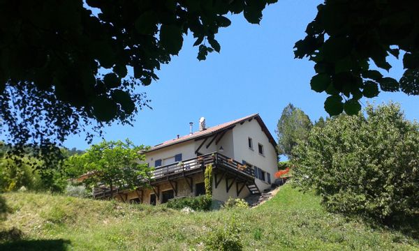 Sur les premières pentes du Vercors, vue magnifique sur Grenoble et la chaîne de  Belledonne.