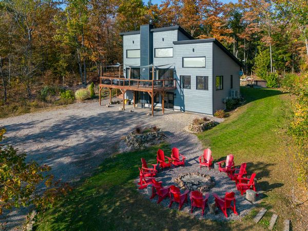 Chalet Buckingham - Luxurious Waterfront Cottage with Hot Tub