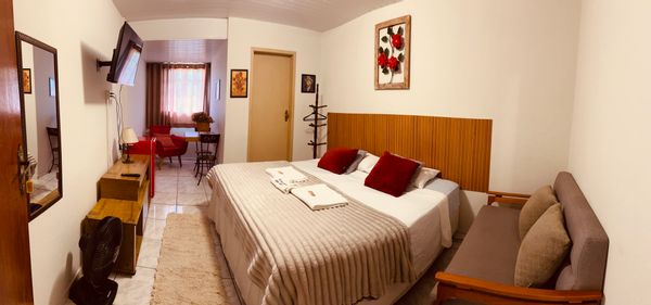 Hospede-se com conforto em Ouro Preto – suíte com cama queen size, Smart Tv, frigobar.