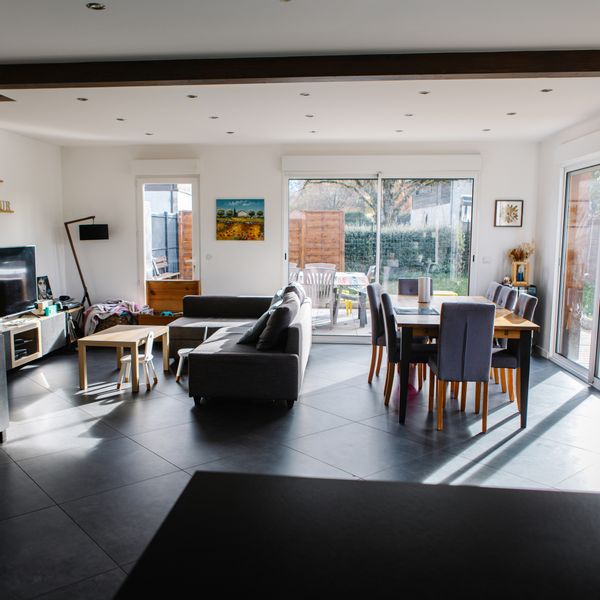 Maison mitoyenne - petit jardin - idéal enfants - au milieu de la Haute Savoie