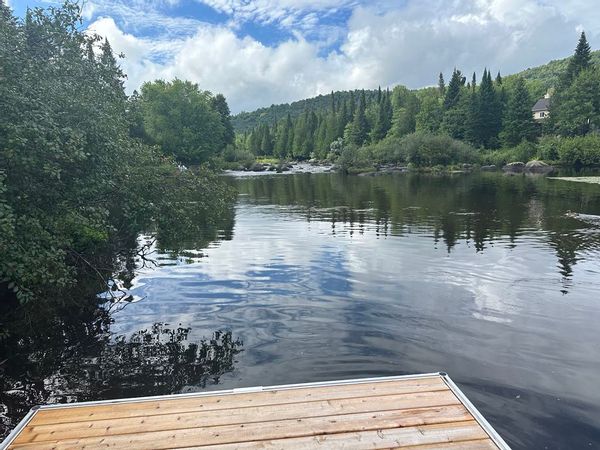 Chaleureux petit chalet familial en bordure de rivière