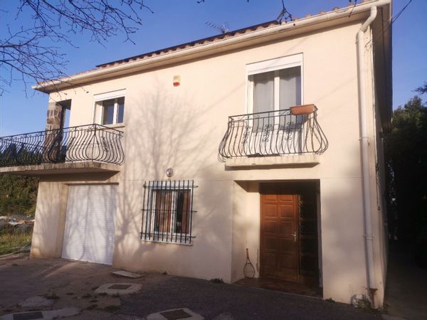 Appartement dans maison 1 er étage, avec extérieur.