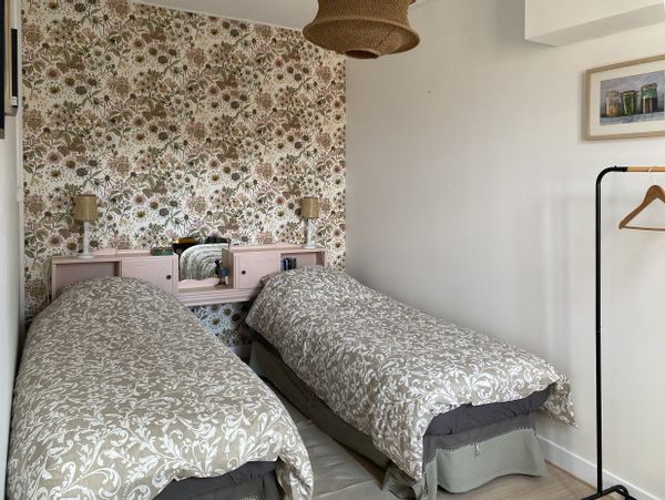 La chambre privée de Christine et Philippe dans une maison typique à Rochefort sur mer.