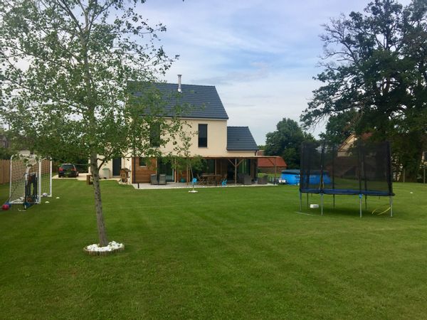 Maison neuve à la campagne avec jardin