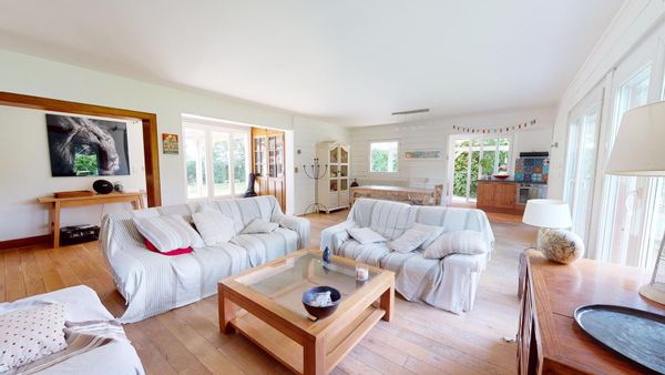 MAISON LUMINEUSE DANS VILLAGE A DEUX PAS DE LYON