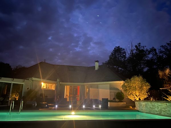 Havre de paix face aux montagnes