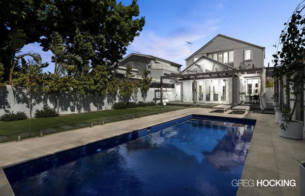 Melbourne perfect location near beach & short train to CBD