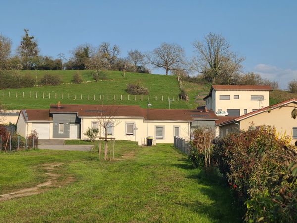 Maison dans un charmant village en pierre du Revermont, entre Lyon, Genève et les montagnes du Jura.