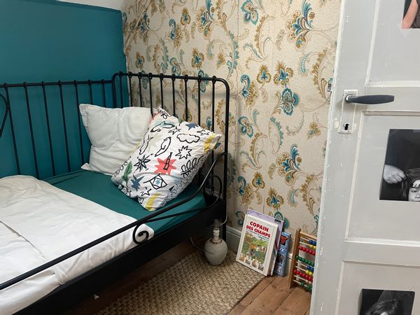 La petite chambre d'appoint avec un lit simple   Proposée en plus de la grande chambre avec salle de bain