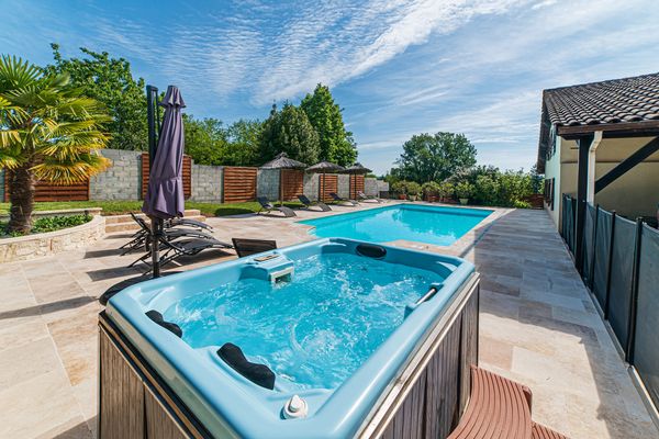 LOT ET GARONNE Gite  spacieux de 410 m² avec piscine chauffée et jacuzzi