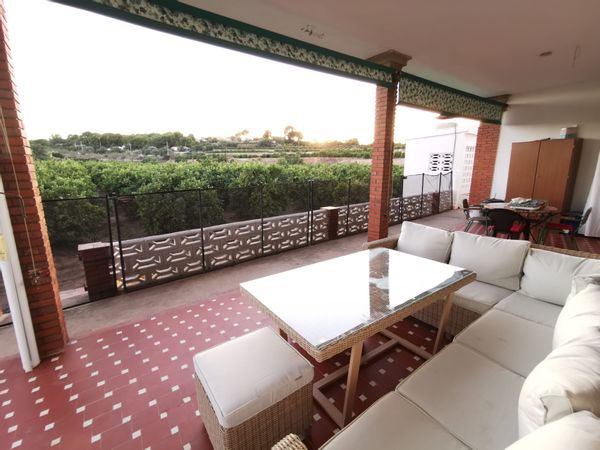 La casa rodeada de campos de naranjos de Lea y Pablo