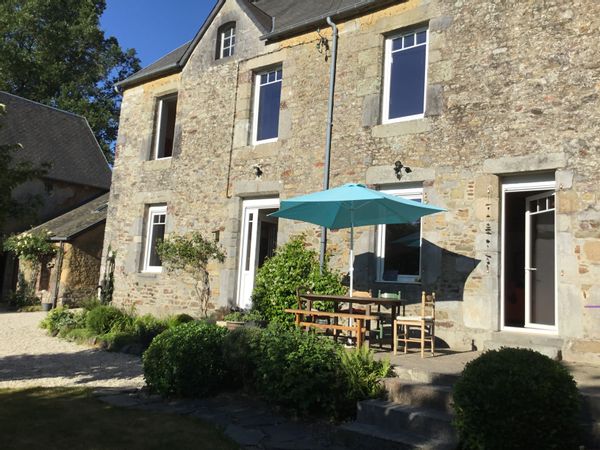 A 10 km des belles plages sauvages de la Manche.
