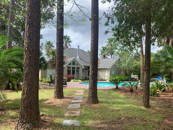 Comfy home with pool and garden