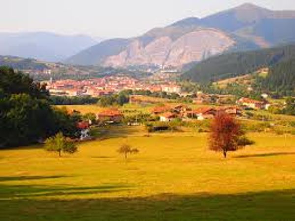 Appartement situé dans un village basque au charme rural et doté de services avec vue sur le Gorbea.