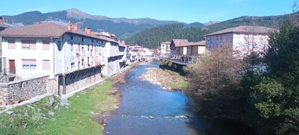 Piso situado en un pueblo vasco con encanto rural y servicios con vistas al Gorbea.