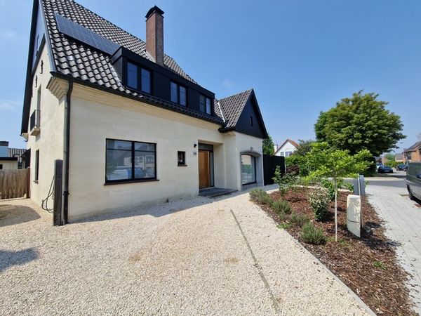 A house full of charm and contemporary art...