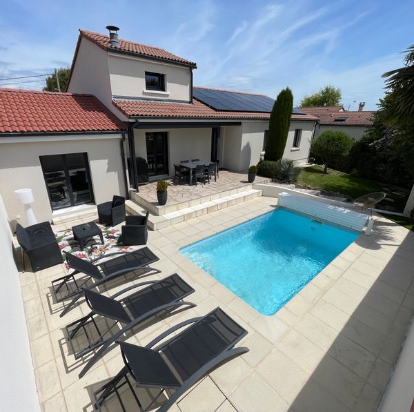 Une grande maison avec piscine, repos, bien être avec le chant des oiseaux en Auvergne
