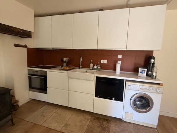 La maison de Florence Jolie maison en pierre située dans un endroit très calme et très bucolique (étang privé); à 20 minutes de Limoges ou du Lac de Vassivière, 10 minutes du lac de Châteauneuf, les activités ne manquent pas: randonnée (Chemin Saint Jacques de Compostelle tout près, vélo, équitation et attractions culturelles très nombreuses... sans oublier la gastronomie!)
