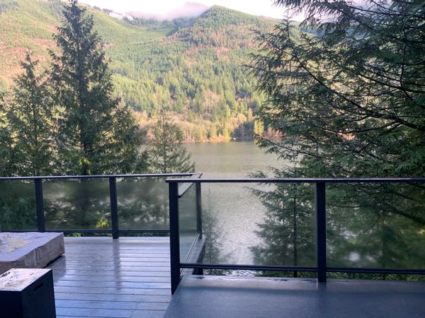 Lakefront Woodland Cabin