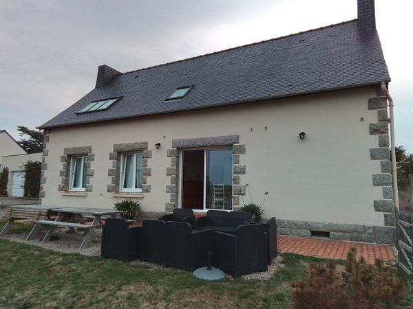 La maison de Mathieu est située à 400m des plages. GR 34 à proximité. 40 min de St Malo…