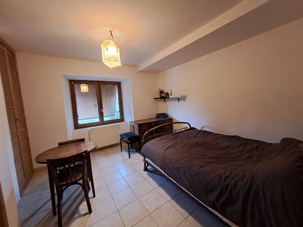 La chambre privée d'Adrien dans la maison d'Eric et d'Olivia