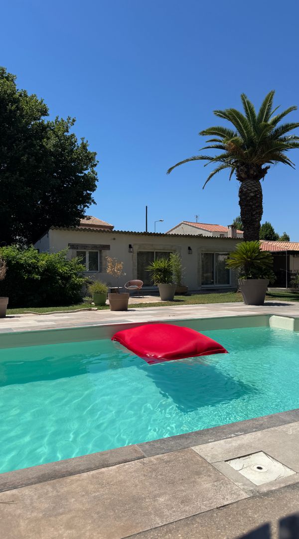 Studio avec piscine jardin et barbecue