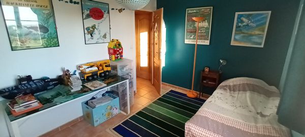 Un étage complet de 3 chambres.