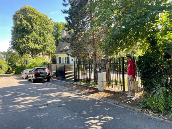 2 mn de calais  avec sa cabine de plage  dans un quartier résidentiel avec grand parc clos