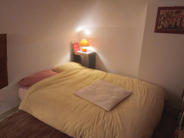 Chambre en hospitalité couchage 140 et salle de bain attenante  . Me contacter pour  disponibilités